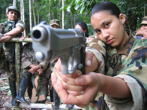 Mujeres integrantes de guerrilla