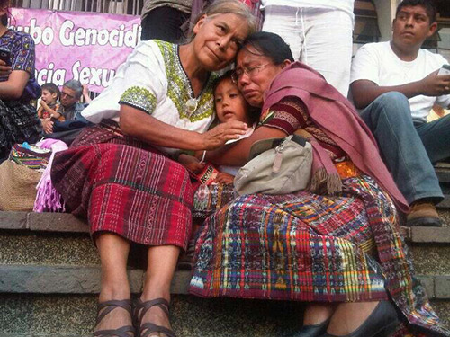 Mujeres Ixiles tras dictarse la Sentencia. Foto: Juan Sepúlveda (2013)