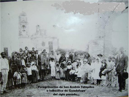 Fotografía de una peregrinación del Pueblo de San Andrés Tetepilco a la Basílica de Guadalupe, fecha desconocida. Se aprecia al fondo la parroquia y el arco del portal (San Andrés Tetepilco, 2009)