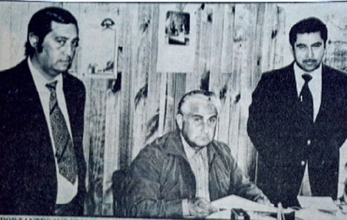 Es del 2 de abril de 1983, tomada desde el Diario Austral de Temuco, con autorización de la Biblioteca Nacional. Al centro se encuentra Mario Raymán Gacitúa, presidente del Consejo Regional Mapuche, a la derecha aparece Sergio Liempi y a la izquierda Juan Neculmán