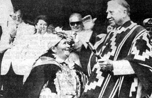 Presidente Pinochet es nombrado Principal Gran Cabecilla del Pueblo Mapuche. Una machi y un cacique le entregan un manto y un bastón de mando