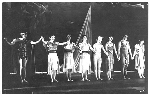 Elenco de <em>Huatyacuri </em>(1982), ballet experimental: Valdés, Liz Coz, Vilma Rojas, Cecilia Gonzales, Gina Natteri, Nora Villanueva, Carlos Guerrero y Marylin Rojas