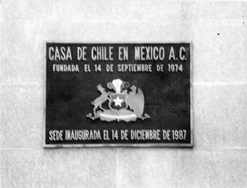 Imagen 5. Placa de la Casa de Chile en México, instalada en su sede de calle Mercaderes N° 52, inaugurada el 14 de diciembre de 1987, en México D.F.