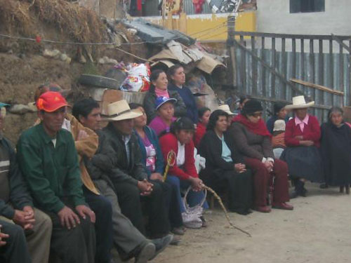 Imagen 1. Reunión de ronderos en Cajamarca. Foto de Leif Korsbaek