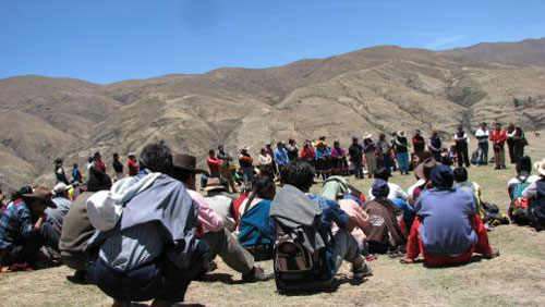 Imagen 6. Asamblea de ronderos en Ccarhuayo, Cusco. Foto de Leif Korsbaek.