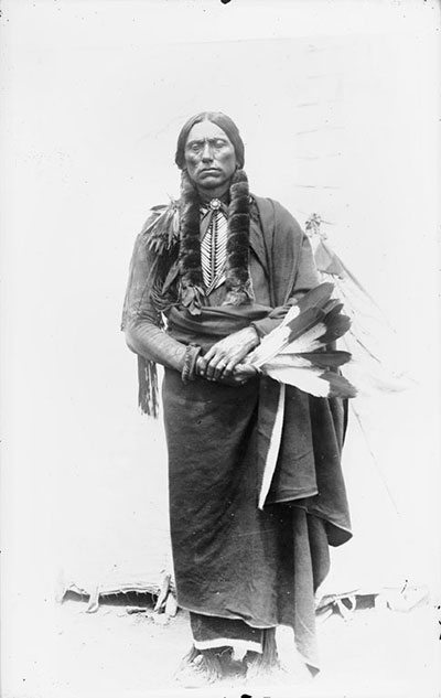 Imagen 3<strong>:</strong><em>Quanah Parker</em> (1892)<em>. </em>Del grupo  perteneciente a los comanches<em>, Kwahadis. </em>Importante jefe guerrero de los años 1870. Destaca su ataque  de 1874 en coalición<em> comanche- kiowas-cheyenes y arapahos </em>contra el campamento de cazadores de Búfalos<em> Adobe Walls</em>. Se rindió el 2 de junio de 1875. Mestizo, culturalmente educado como comanche.
