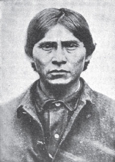 Figura 4: <strong>Apache Kid </strong>(c. 1890). Su nombre era <em>Hashkee Binaa Nteel</em>. Quiere decir, «<em>hombre alto de destino misterioso</em>»: También lo traducen como, «<em>hombre de ojos feroces</em>». Loc. William Macleod Raine (1905). «Taming the Frontier, The apache «Kid». <em>The Outing Magazine</em>. New York: The Outing publishing Co.: Vol. XLVI. Ap.-sep., p. 579.