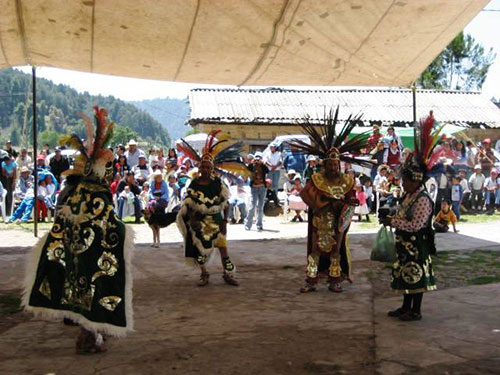 Imagen 1. Grupo de danza matlatzinca. Ceremonia del fuego Nuevo. San Francisco Oxtotilpan, 19 de marzo de 2008. Archivo del autor.