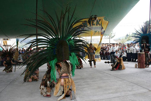 Imagen 4. Grupo mestizo Danza Azteca. Ceremonia del fuego Nuevo. San Francisco Oxtotilpan,  19 de marzo de 2009. Archivo del autor.
