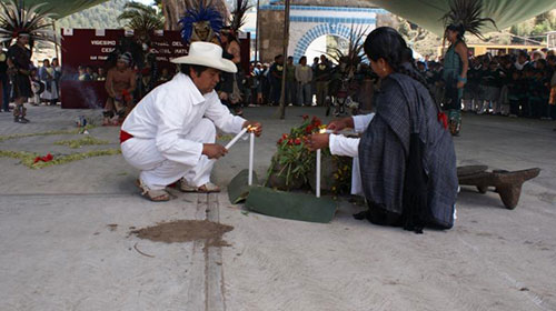 Imagen 5. Ceremonia del fuego Nuevo. Jefe supremo matlatzinca y grupo de danza Azteca.  San Francisco Oxtotilpan, 19 de marzo de 2010. Archivo del autor.