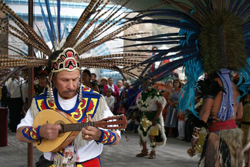 Imagen 6. Capitán de concheros del grupo de danza matlatzinca entre el grupo de danza Azteca.  Ceremonia del fuego Nuevo, San Francisco Oxtotilpan, 19 de marzo de 2010. Archivo del autor.