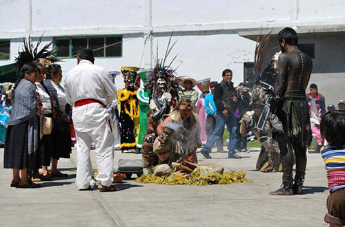 Imagen 7. Ceremonia del fuego Nuevo. Jefe supremo matlatzinca y grupo de danza Azteca.  San Francisco Oxtotilpan, 19 de marzo de 2011. Archivo del autor.