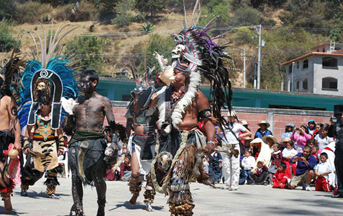 Imagen 8. Grupo mestizo Danza Azteca. Ceremonia del fuego Nuevo. San Francisco Oxtotilpan, 19 de marzo de 2011. Archivo del autor.