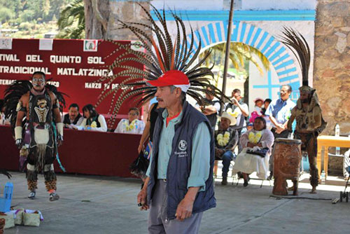 Imagen 10. Capitán de concheros del grupo de danza matlatzinca entre el grupo de danza Azteca. Ceremonia del fuego Nuevo, San Francisco Oxtotilpan, 19 de marzo de 2012. Archivo del autor.