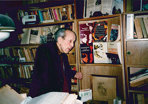 Imagen 2. Xavier Abril en su casa de Montevideo, poco antes de su muerte <br /> (foto de Rosa Maria Grillo). Archivo del autor.