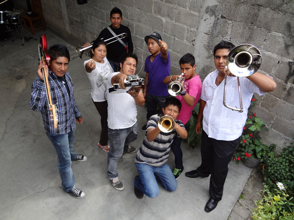 Imagen 1. Integrantes de Slem K’ok Band durante un ensayo. Foto de Alan Llanos Velázquez