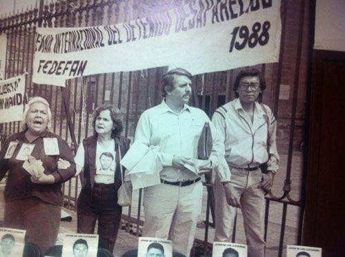 Imagen 3. Protesta frente a la catedral metropolitana de la ciudad de México, demandando la presentación con vida de los desaparecidos políticos. Foto tomada del sitio web del Museo casa de la memoria indómita, ciudad de México.