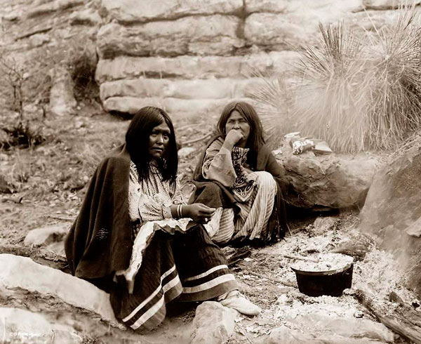 Mujeres apache cocinando, 1903. Foto de Edward S. Curtis
