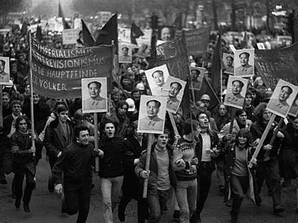 Imagen 9. Jóvenes alemanes se manifiestan contra el imperialismo. Berlín Occidental, 1968.