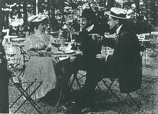 Socialismo y belle époque. Manuel Ugarte y el escritor Juan Jose Soiza y Reilly con una chica argentina en París. 