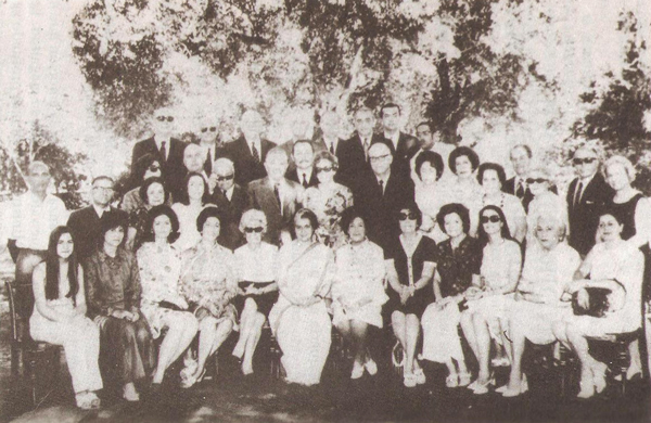 Indira Gandhi y Nelly Vacarezza de Vacarezza (a la derecha de Indira) con turistas argentinos