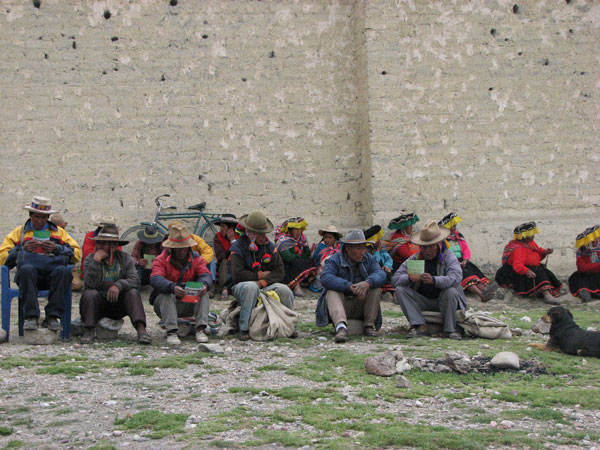 Ronderos esperando a las autoridades arriba de Ccarhuayo, Cusco