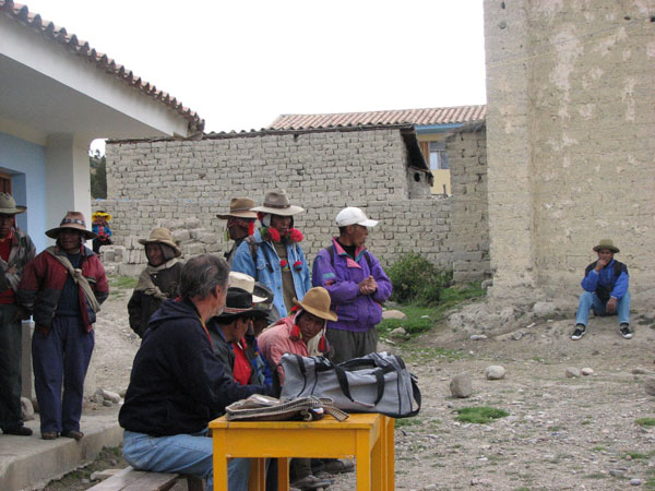 Reunión de ronderos arriba de Ccarhuayo