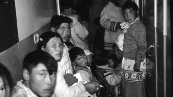 Inuit a bordo de un buque canadiense para ser examinados como posibles afectados por tuberculosis