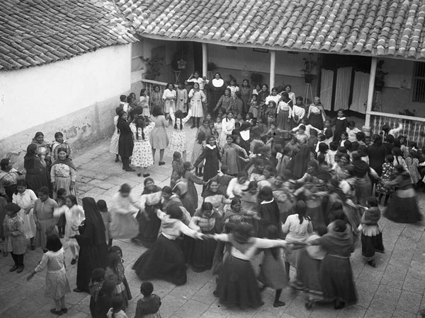 Un baile carnavlesco al interior de una escuela religiosa