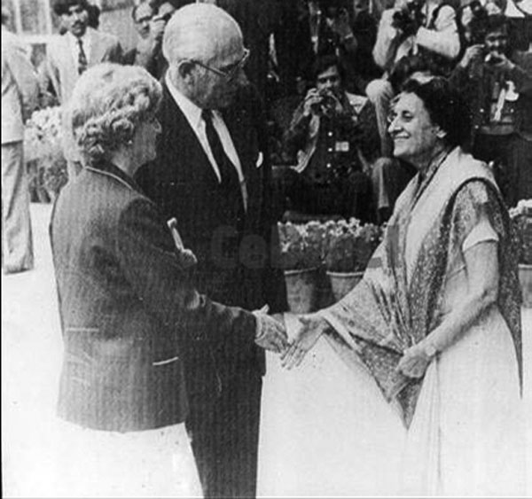 Reynaldo Bignone y su señora saludan a la primer ministro de India, Indira Gandhi
