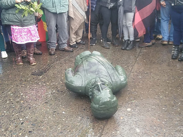 Estatua de Pedro de Valdivia tras la marcha en Temuco, octubre de 2019