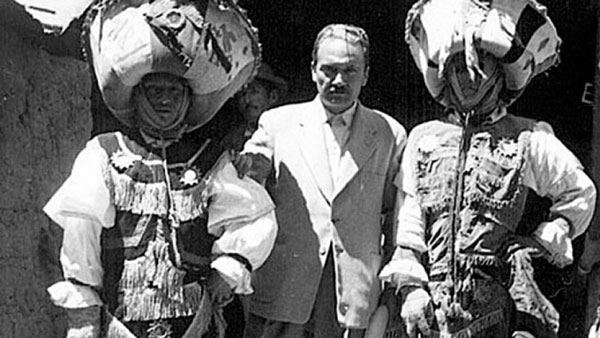 Arguedas con dos danzantes de tijeras, imagen captada en 1962 por Abraham Guillén