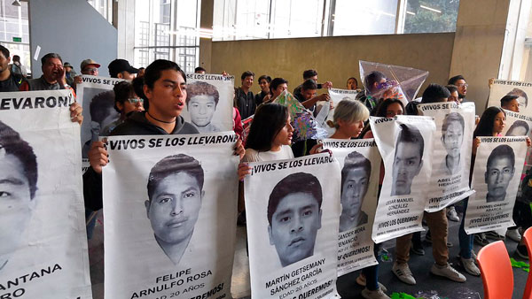 Padres y madres de normalistas de Ayotzinapa en CCUT