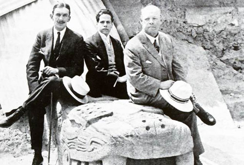 Manuel Gamio en Teotihuacán