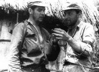 Imagen 2. Ernesto Guevara y Jorge Ricardo Masetti en Cuba. Tomada del documental argentino Arriba los que luchan (2014) de Grupo de Cine Maldito.