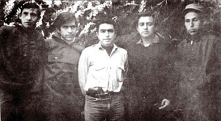 Imagen 4. Estado Mayor del ELN, en julio de 1970,  antes de incursionar en Teoponte. (Izquierda-derecha) “Alejandro”, “Felipe”, “Chato”, “Omar”, “Martín”. Tomada del libro Teoponte (2006).