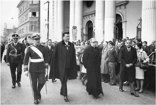 El gobernador Lázaro Barbieri (con capa) junto a autoridades eclesiásticas y militares
