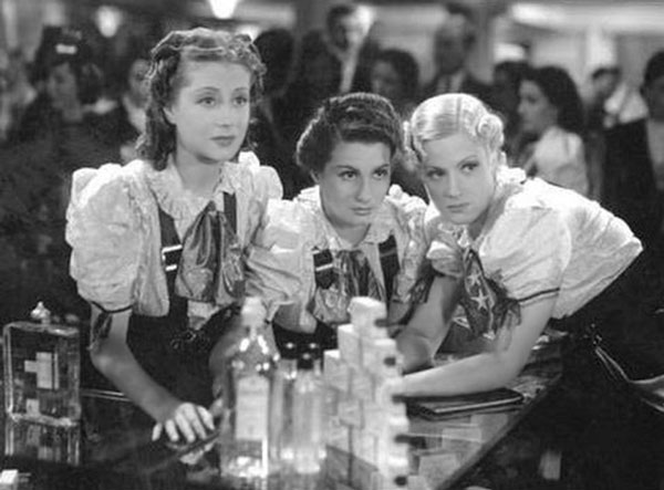 Imagen 1. Escena de <em>Mujeres que trabajan</em> (1938) con Luisita la Roja en el costado derecho
