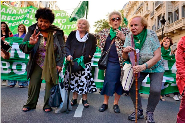 Encabezan la marcha del #8M con el pañuelo a favor del aborto, Dora Barrancos, Nelly Minyerski, Martha Rosenberg y Nina Brugo