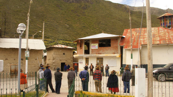 Asamblea comunal dominical dirigida por la Junta Directiva, en la Plaza de Armas de Nava, al pie de Cuntín
