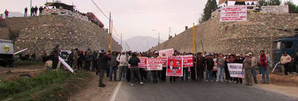 Trabajadores y pueblo defendiendo para sí a la empresa Andahuasi, 2018