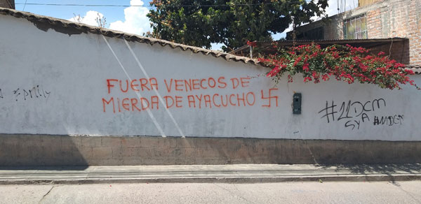 Pintas alusivas a inmigrantes venezolanos en la fachada de una casa ubicada en la avenida Amancaes, distrito Andrés A. Cáceres Dorregaray