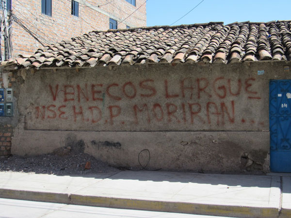 Pinta alusiva a inmigrantes venezolanos en la fachada de una casa ubicada en la avenida Amancaes, distrito Andrés A. Cáceres Dorregaray