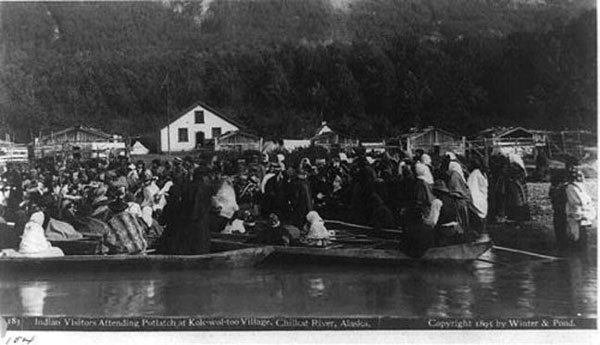 Practica del Potlatch en la costa de la Columbia Británica a fines del siglo XIX