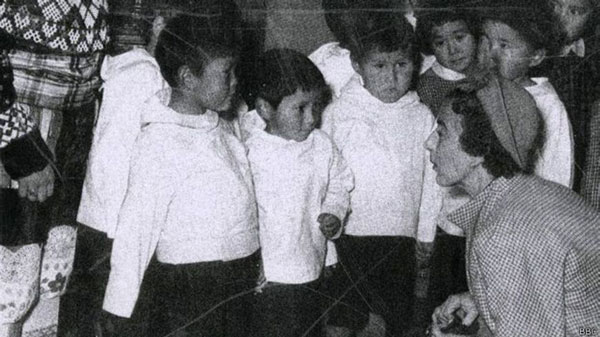 La reina de Dinamarca visitando a los niños inuit desentrañados