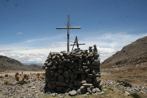 Cruz cristiana en la Abra de Llulluchapata, al lado del wamani Antapillo protegiendo la salud comunal y natural