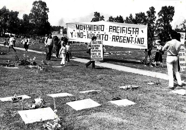 Marcha de un grupo gandhiano en Buenos Aires en 1983