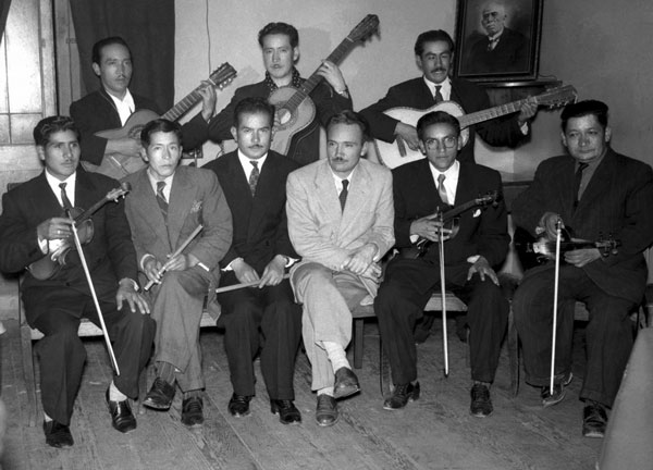 Fotografía de Arguedas y sus amigos del Centro Musical Andino de Huancayo, captada en 1954 por el músico y fotógrafo Teófilo Hinostroza